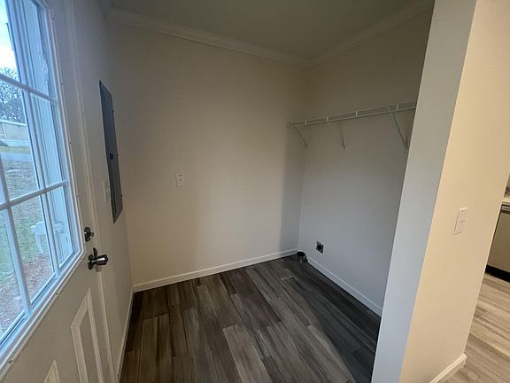 5th image of 320 Chestnut Ln