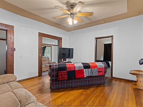 3rd image of 424 1st St