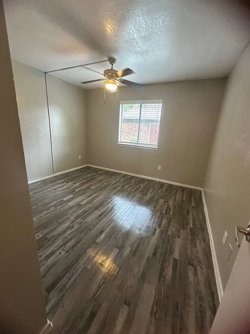 Spacious 2br/2ba Flat With Private Patio — Photo 4