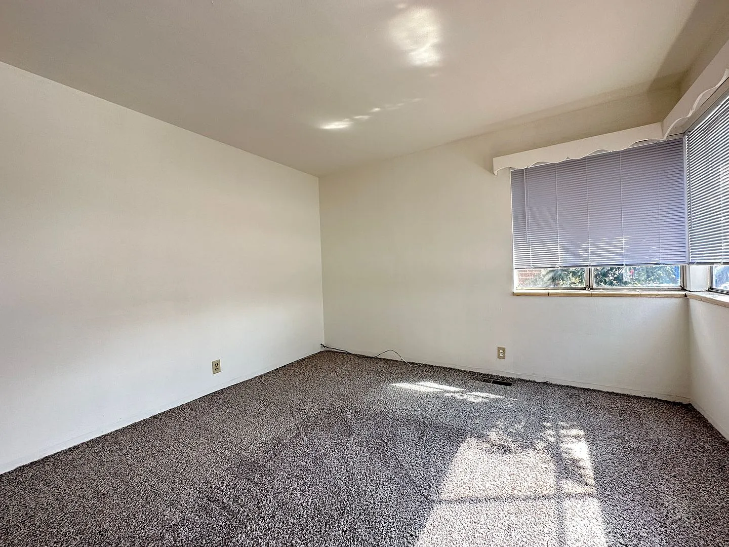 2 Bedroom Duplex Close to Midtown! — Photo 4