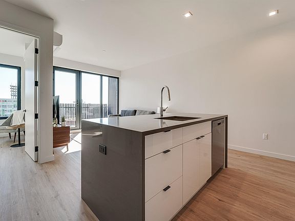 5th image of 309 Pine St #304