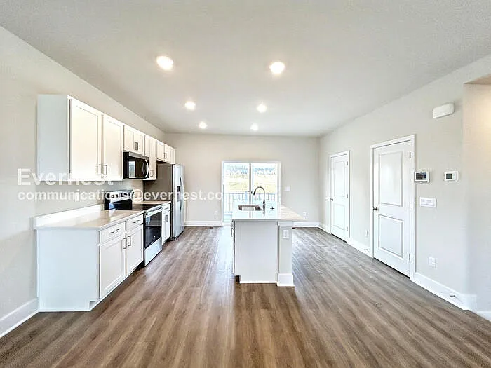 4 bed, 3.5 bath, 1889 sqft, $2,145 — Photo 2