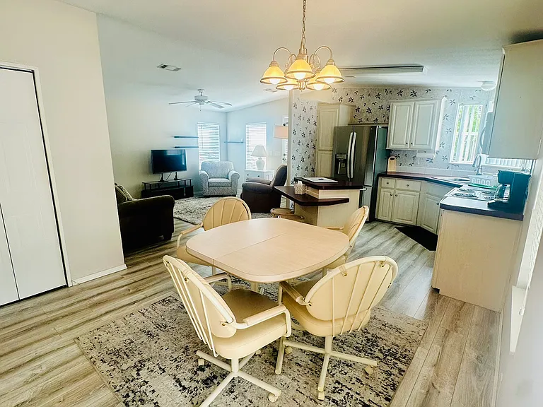 2305 Bay Dr — Photo 3