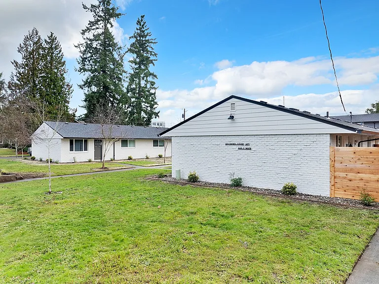 Hillsboro Court — Photo 14