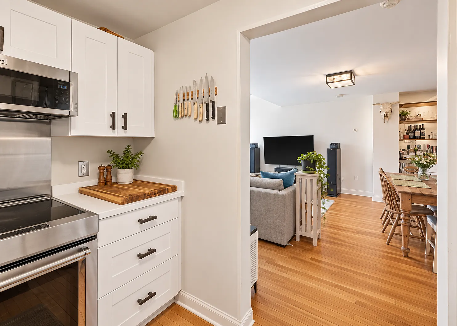 2 bed, 840 sqft, $2,200 — Photo 3