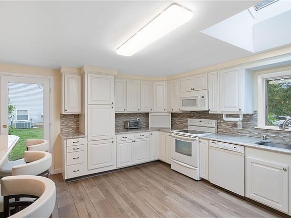 3rd image of 60 Glenmere Dr