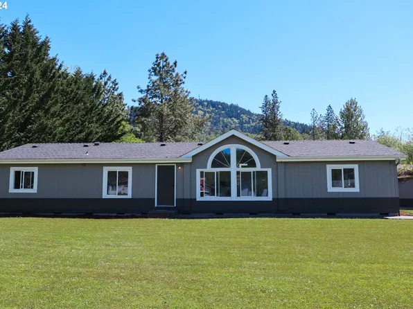 41 E 6th St, Lowell, OR 97452