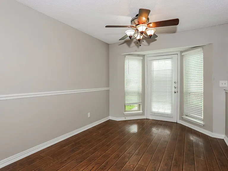 511 Rosewood Ln — Photo 6