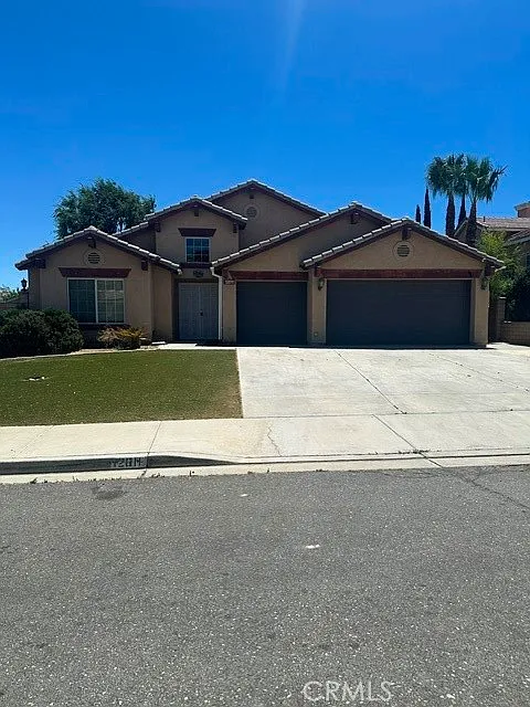 5 bed, 2.5 bath, 2326 sqft, $3,000 — Photo 1