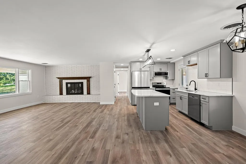 3062 Brookwood Dr photo 1