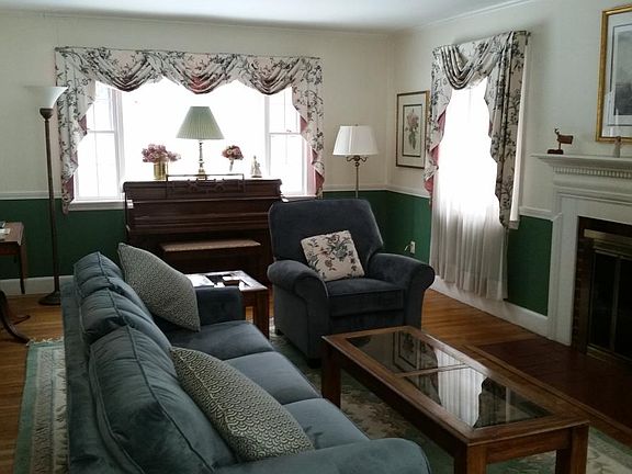 Large Living Room (front to back of house) pic 1
