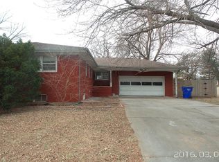 913 Countryside Ct, Junction City, KS 66441