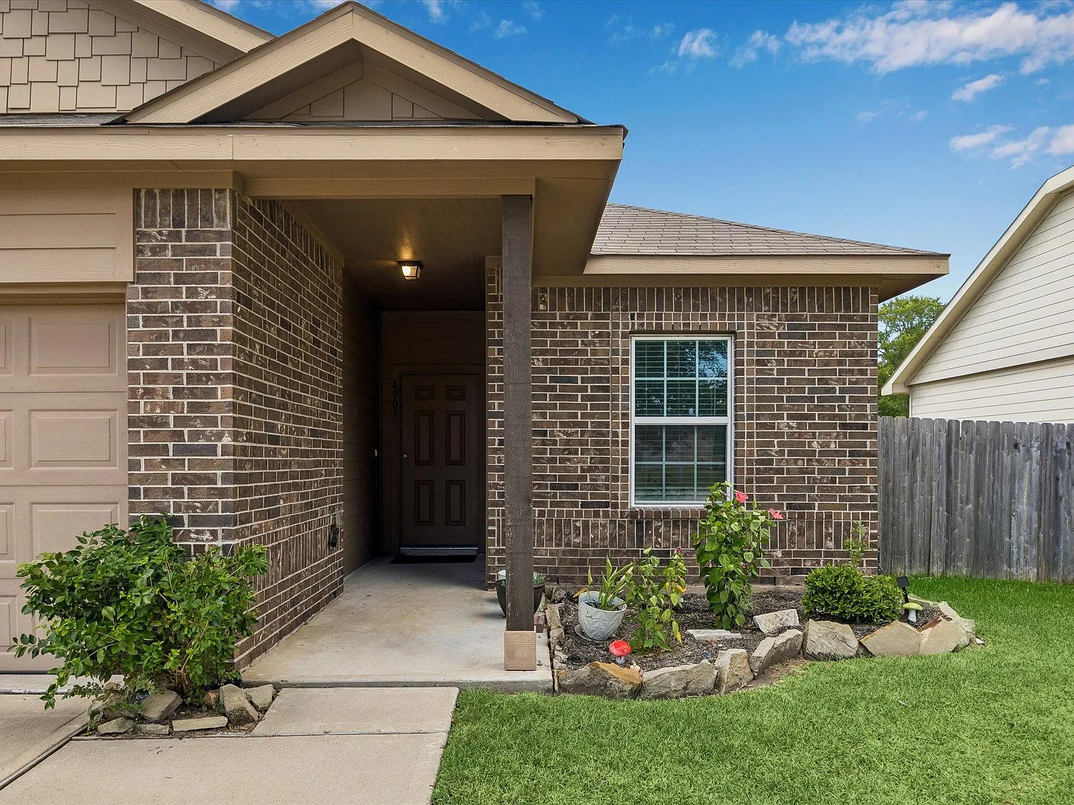 3 bed, 2.0 bath, 1411 sqft, $1,900 — Photo 4