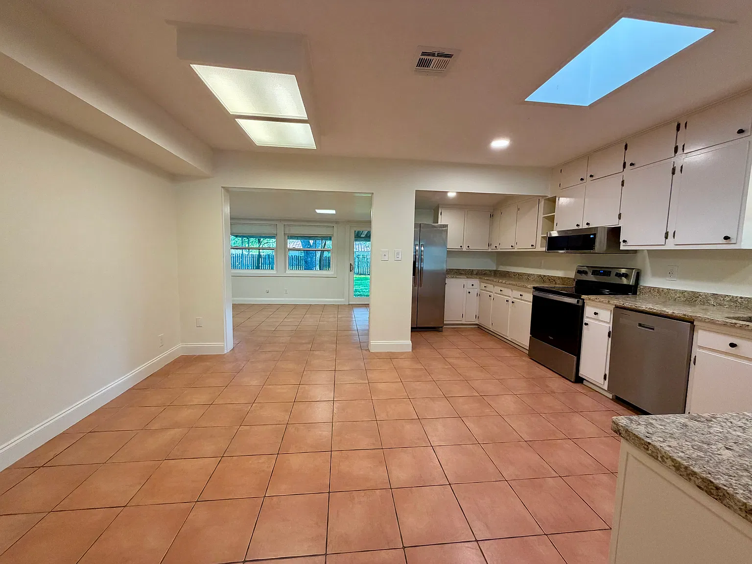 3 bed, 1424 sqft, $2,150 — Photo 3