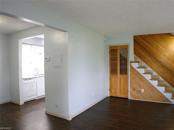 2nd image of 261 Canterbury Ln #D-35