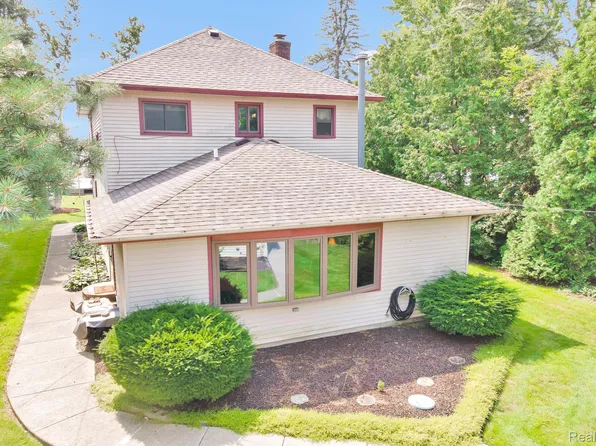 429 Edgewater Dr, Algonac, MI 48001