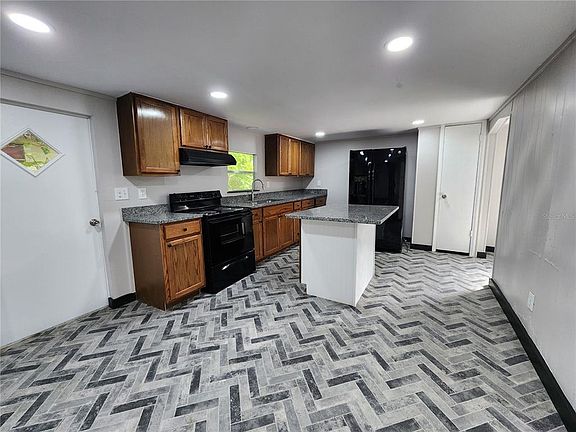 4th image of 14851 Dade St