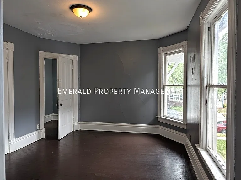 964 N Court St — Photo 15