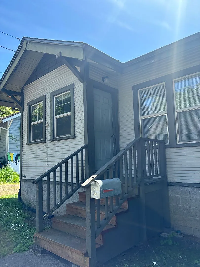 3 Bedroom House w/ Bonus Rooms — Photo 3