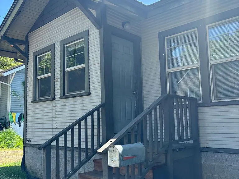 1115 SE Roberts Ave — Photo 3
