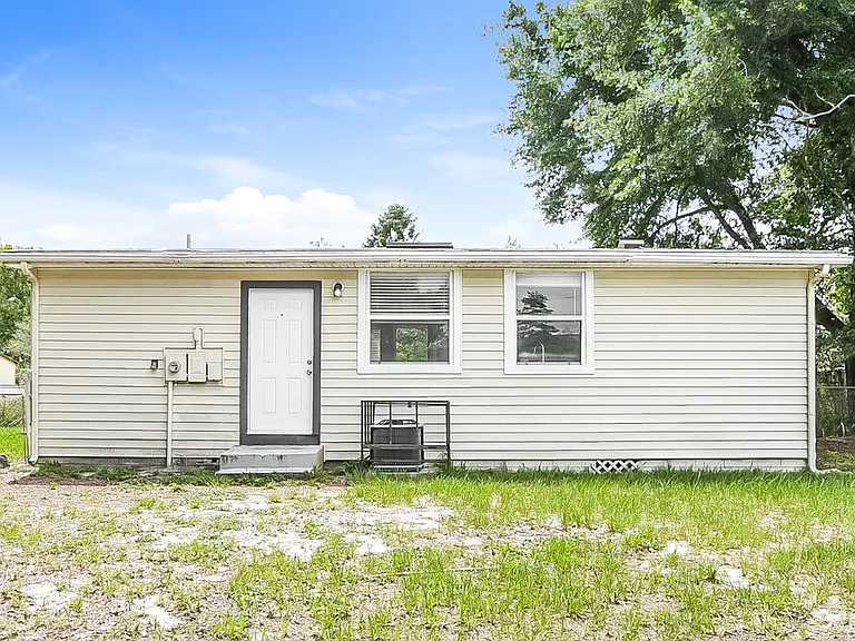 542 Colonnades Cv — Photo 15