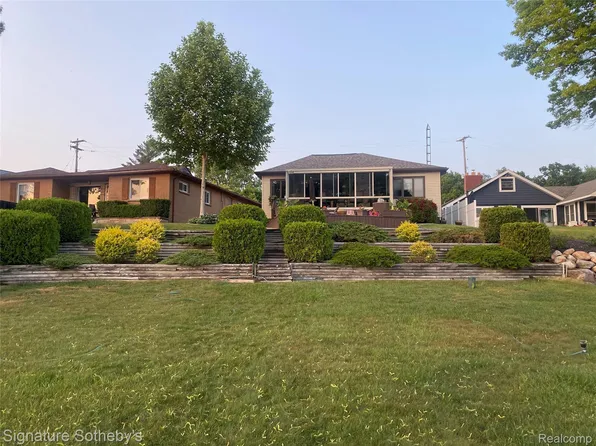 14272 Eastview Dr, Fenton, MI 48430