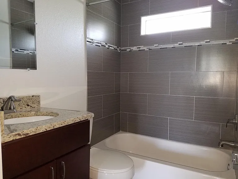 4205 S Manhattan Ave — Photo 7