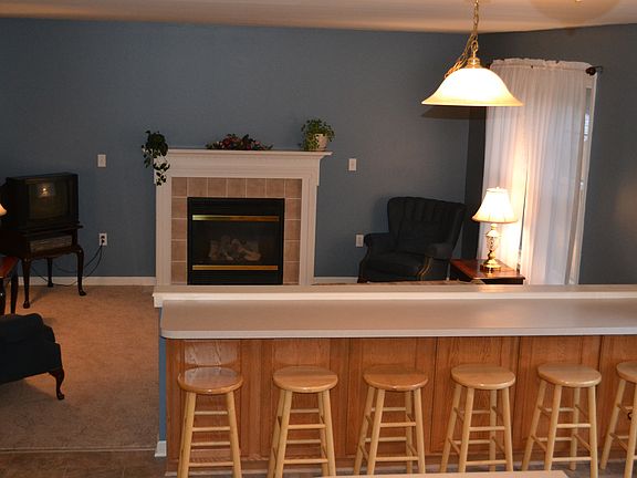 Breakfast Bar & Cupboards!