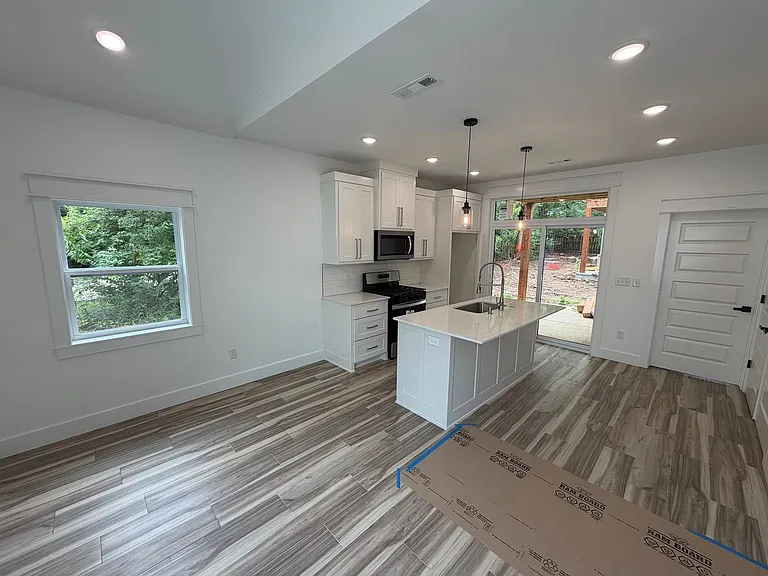 916 N Sang Ave #B — Photo 4