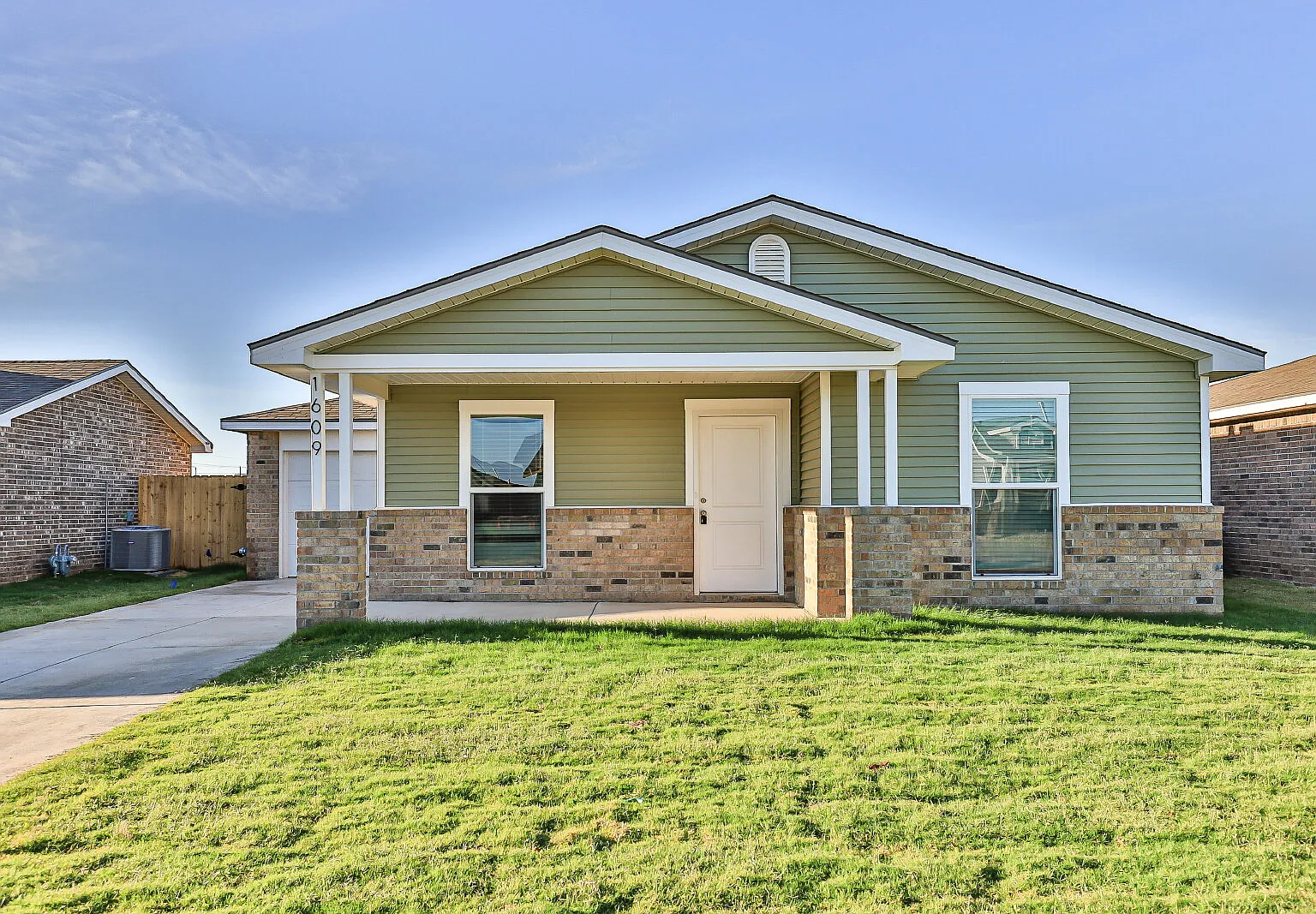 3 bed, 2.0 bath, 1120 sqft, $1,350 — Photo 1