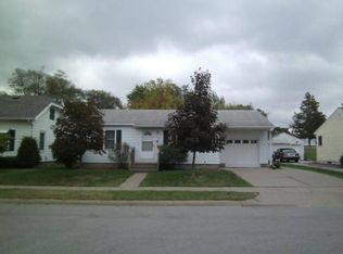 411 Greenwood Dr, Muscatine, IA 52761