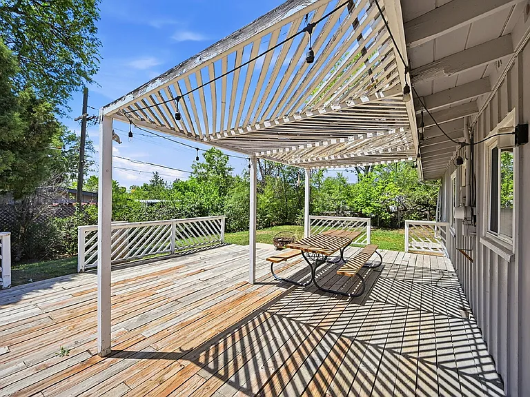2400 Valley View Dr — Photo 21
