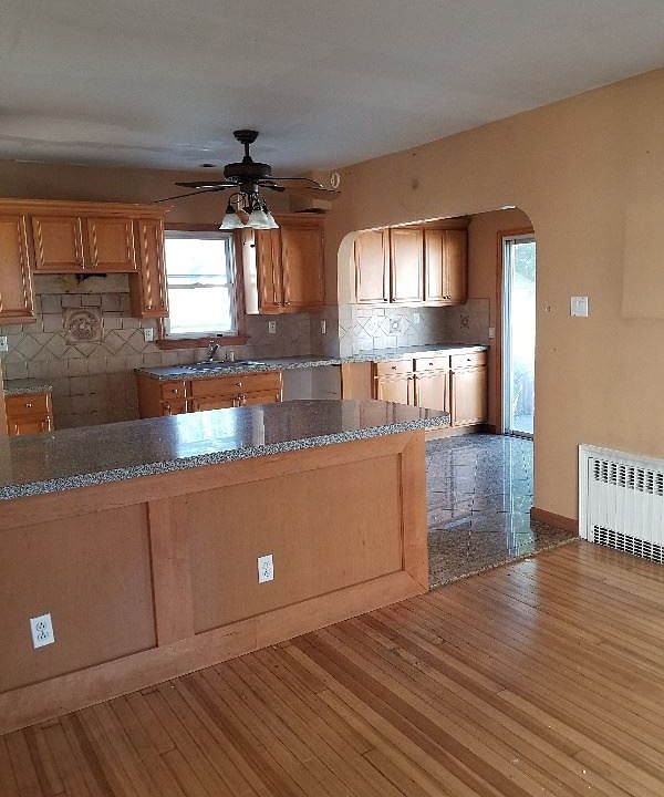 2nd image of 1050 Thomas St