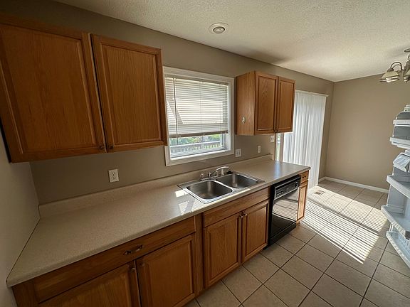 4th image of 599 Glen Ct #599