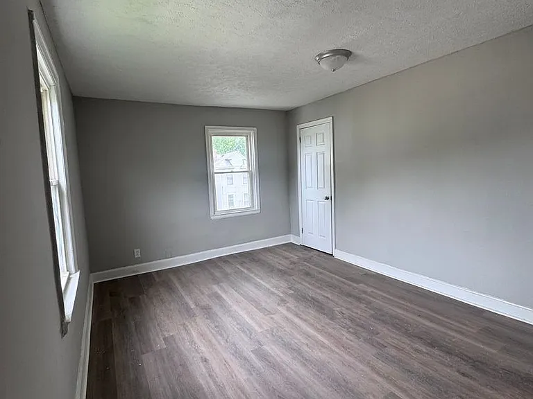 551-553 Ross Ave — Photo 6