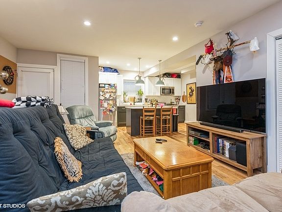3rd image of 922 W Oakdale Ave APT 1N