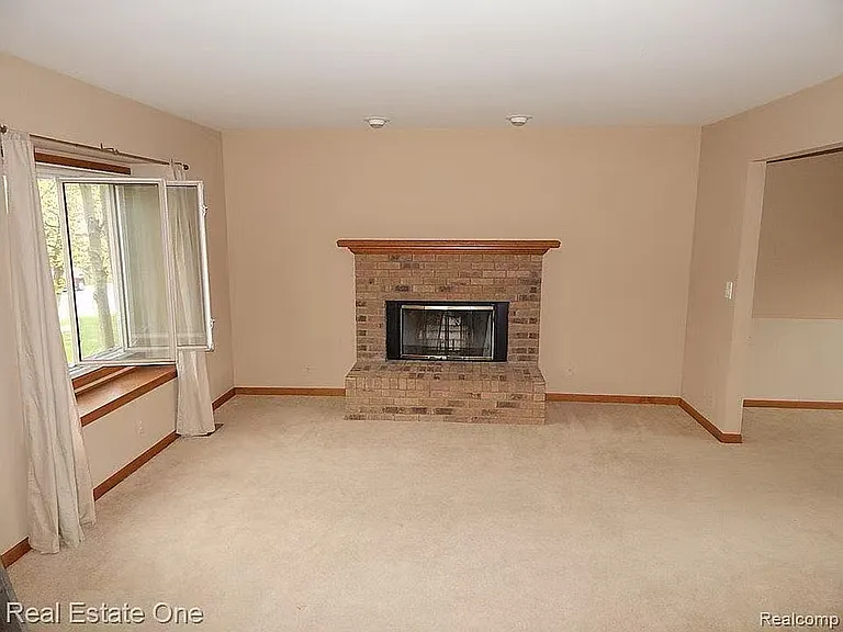 1947 N Fairview Ln — Photo 7
