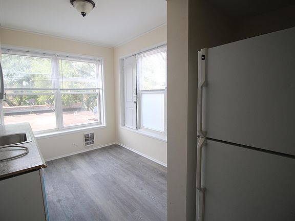 2nd image of 7628 N Rogers Ave APT 3E