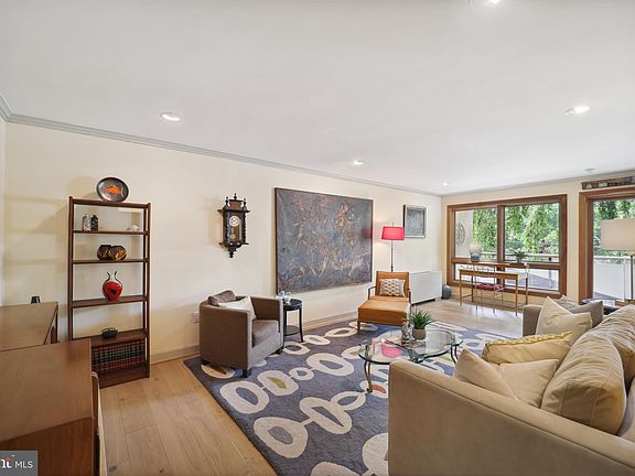 5th image of 4720 Chevy Chase Dr APT 202