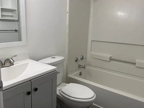 3rd image of 2820 SE Monroe St APT B