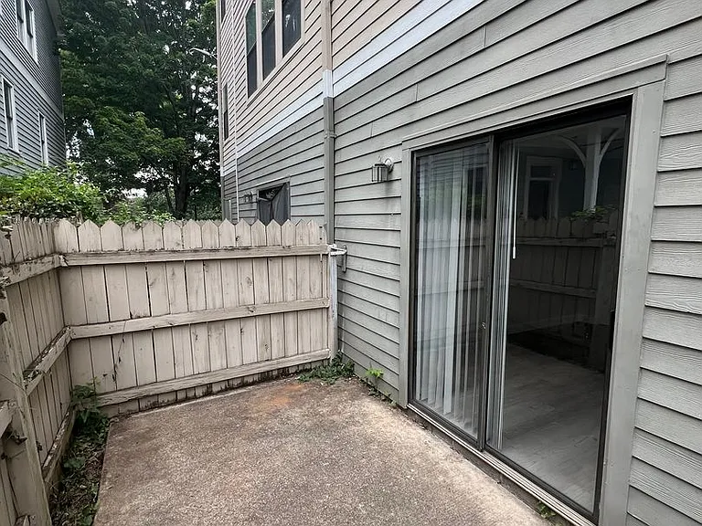 415 W 10th St — Photo 20