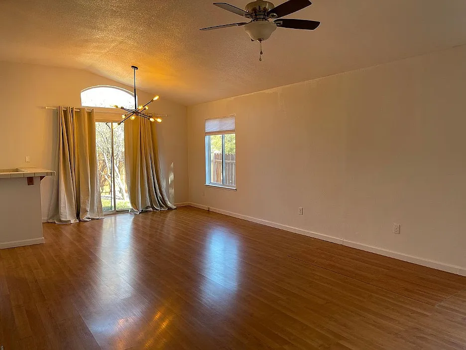 2 bed, 1040 sqft, $2,800 — Photo 4