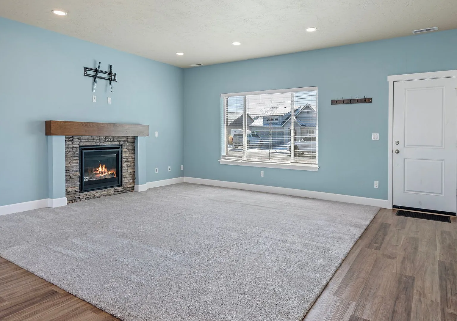 Beautiful 4 bedroom home in desirable Madras OR — Photo 3
