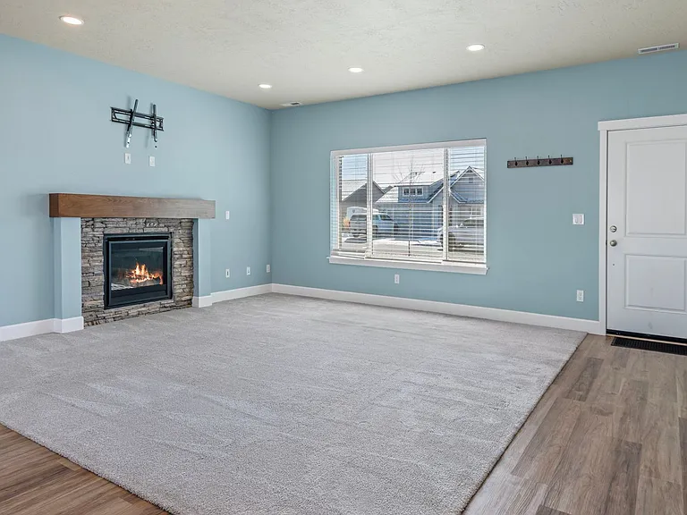 280 NW Double Eagle Ave — Photo 3