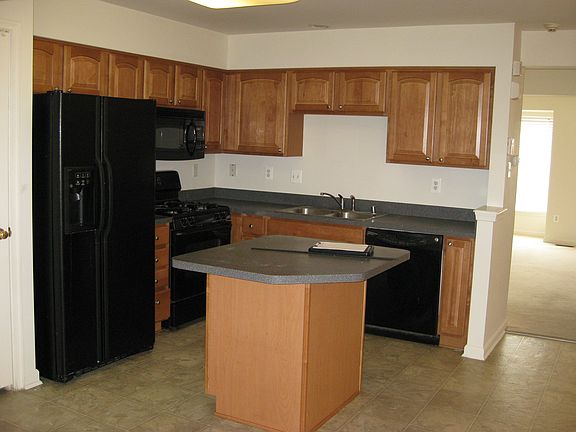 7043 Oakgrove kitchen main_02052015