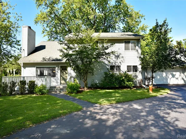 3800 Lakeview Blvd, Orchard Lake, MI 48324