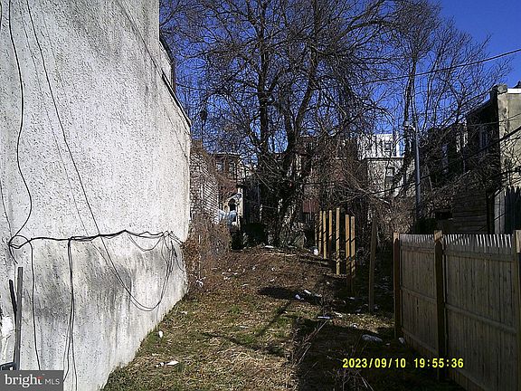 3rd image of 1715 W Pacific St