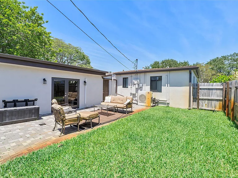 342 SW 22nd St — Photo 15