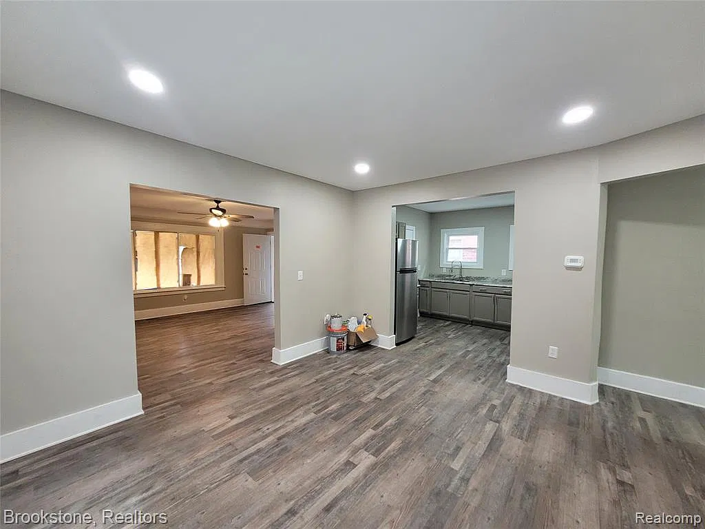 3 bed, 1.0 bath, 1279 sqft, $1,300 — Photo 4