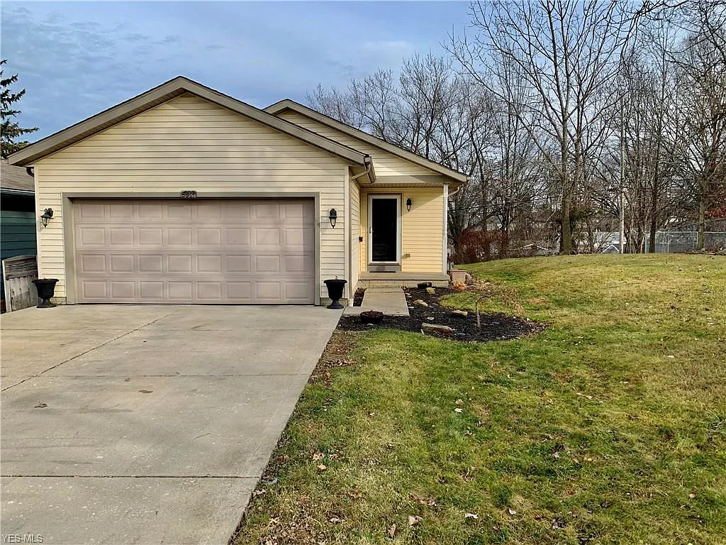 5597 Saxon Dr photo 1
